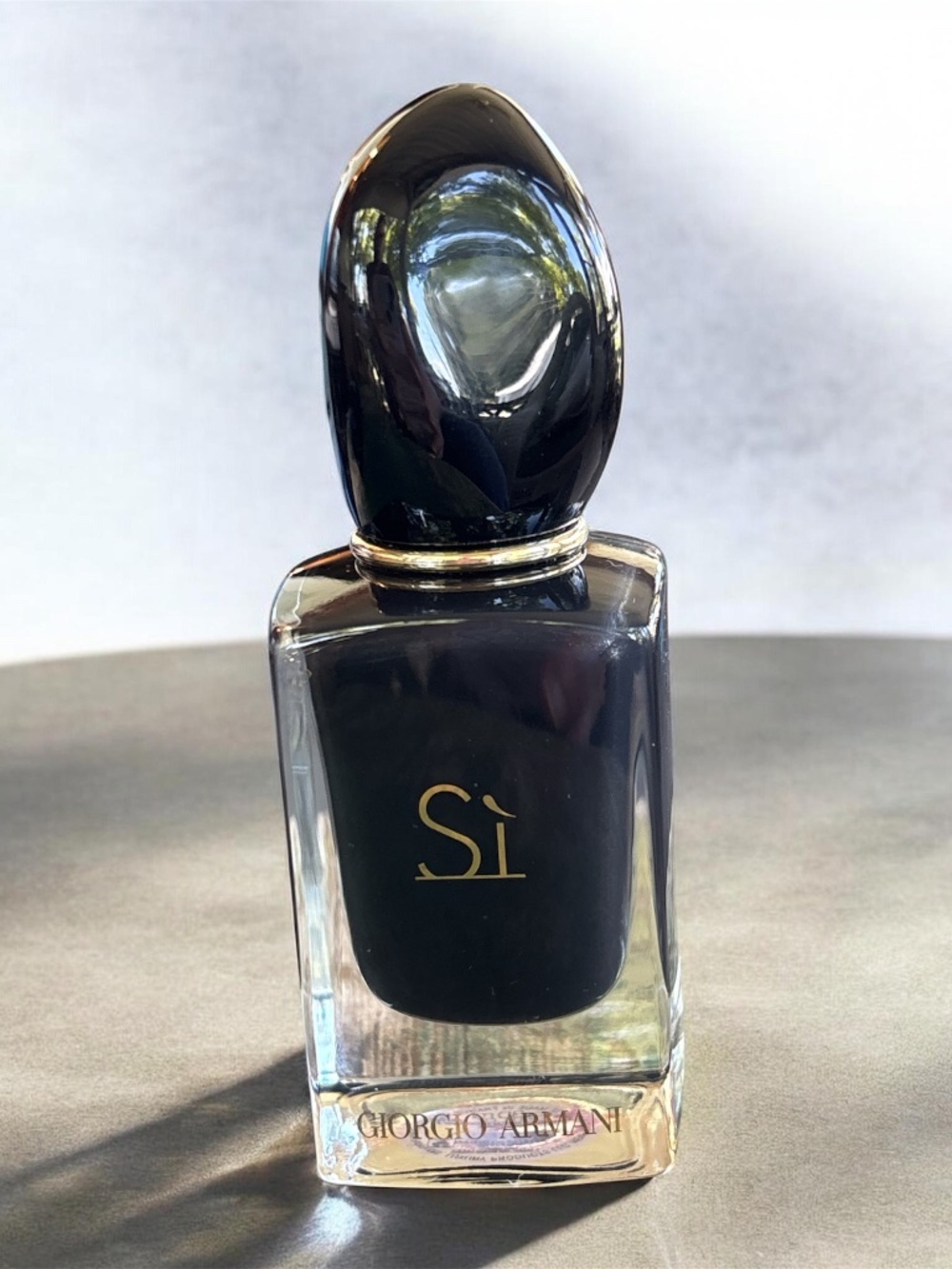 Giorgio Armani Si Intense - Black and Gold Accents